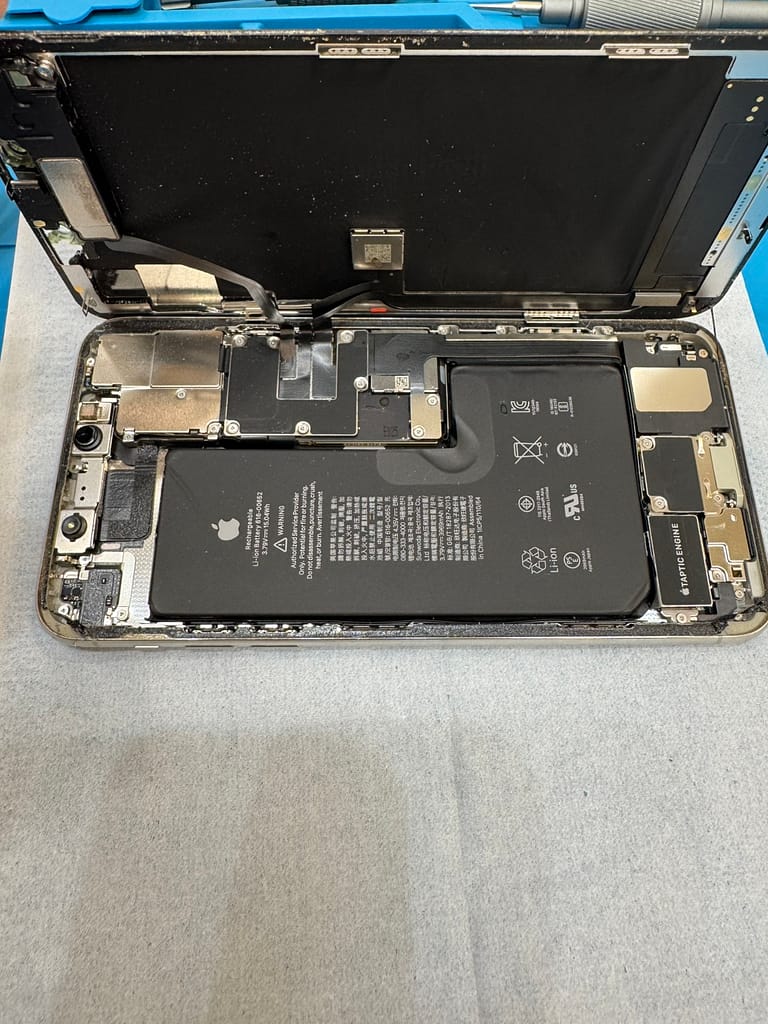 東近江市アル・プラザ八日市のスマホ修理なら「スマホリペアプラス」へ！iPhone 11 Pro Maxの水没トラブルから大切なデータを救出します。飛び込み大歓迎！