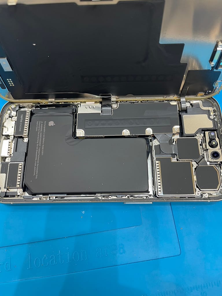 修理事例】iPhone 15 Pro Maxの画面割れ修理！純正同等の「有機EL