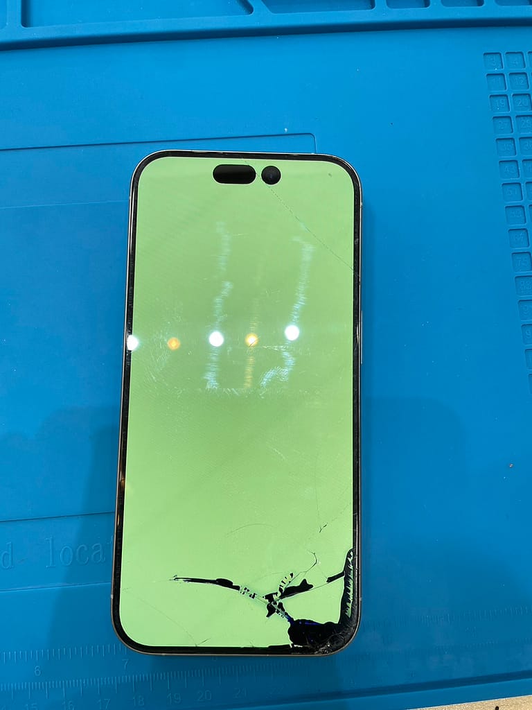 修理事例】iPhone 15 Pro Maxの画面割れ修理！純正同等の「有機EL
