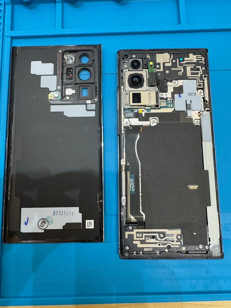 Galaxy Note20 Ultraの分解修理中の様子
