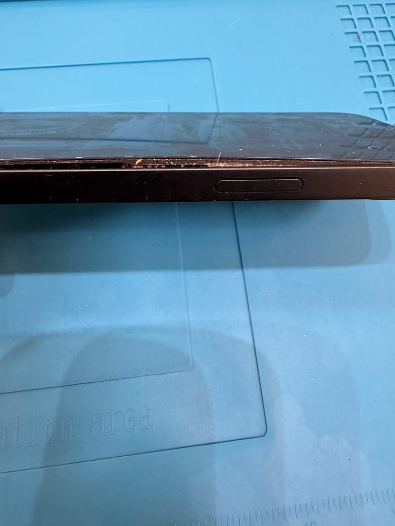 iPhone 13のバッテリー膨張で画面が浮き上がっている様子