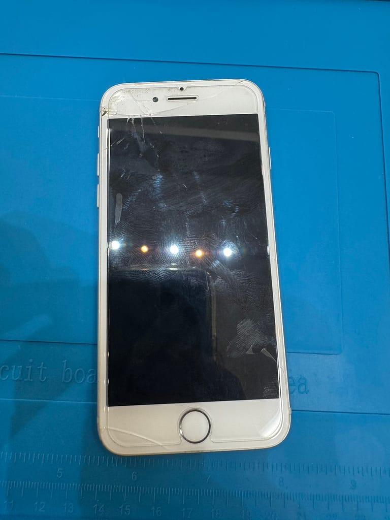 iPhone 8の画面割れ修理とバッテリー交換作業の様子