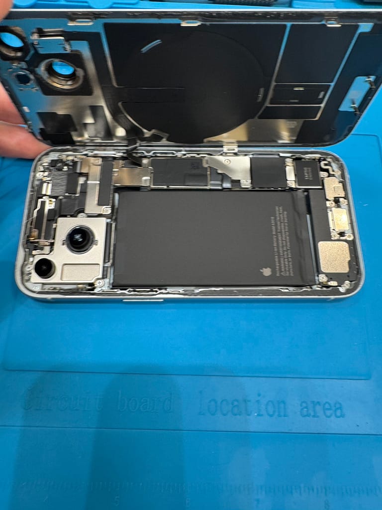 iPhone 15の内部構造とバッテリー交換の様子」「iPhone 15 バッテリー最大容量100%の表示画面