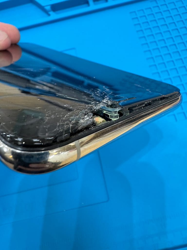 滋賀県東近江市のアル・プラザ八日市店にある「スマホリペアプラス」。iPhone 11 Pro Maxの画面割れ修理を最短即日で対応します！大切なデータはそのまま、Face IDの機能も維持して綺麗に直します。お買い物中にお気軽にご相談ください。